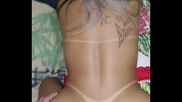 Metendo a pica na magrinha esposa de corno, gozando no bumbum