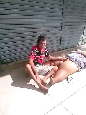 Chupando a Buceta da gorda no meio da rua