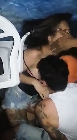 galera no fank chupando o peitinhos da novinha