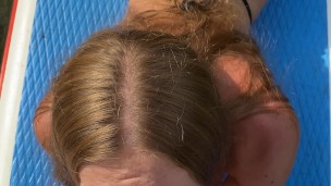 Loirinha gostosa pagando boquete no meio do rio